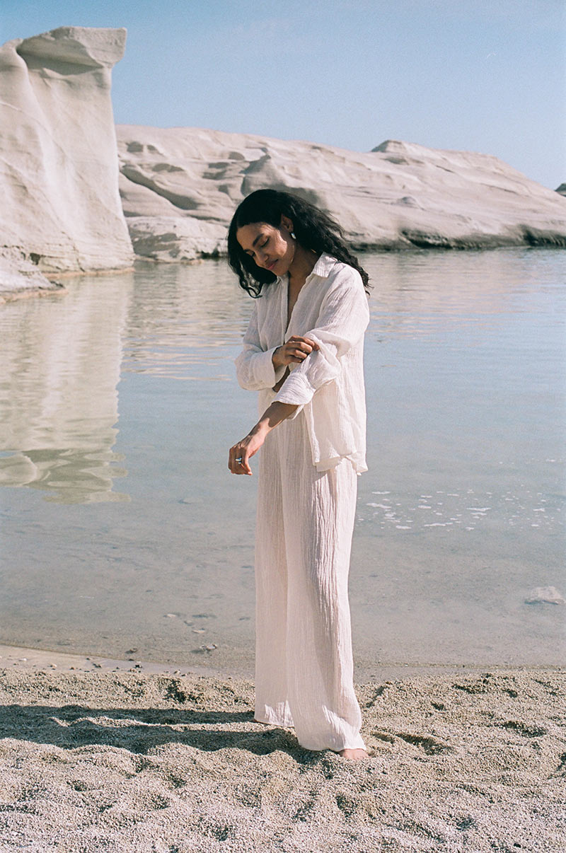 Textured off-white cuffed shirt basic