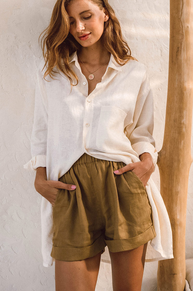 Loose-fitted shorts with pockets - taupe summer staple