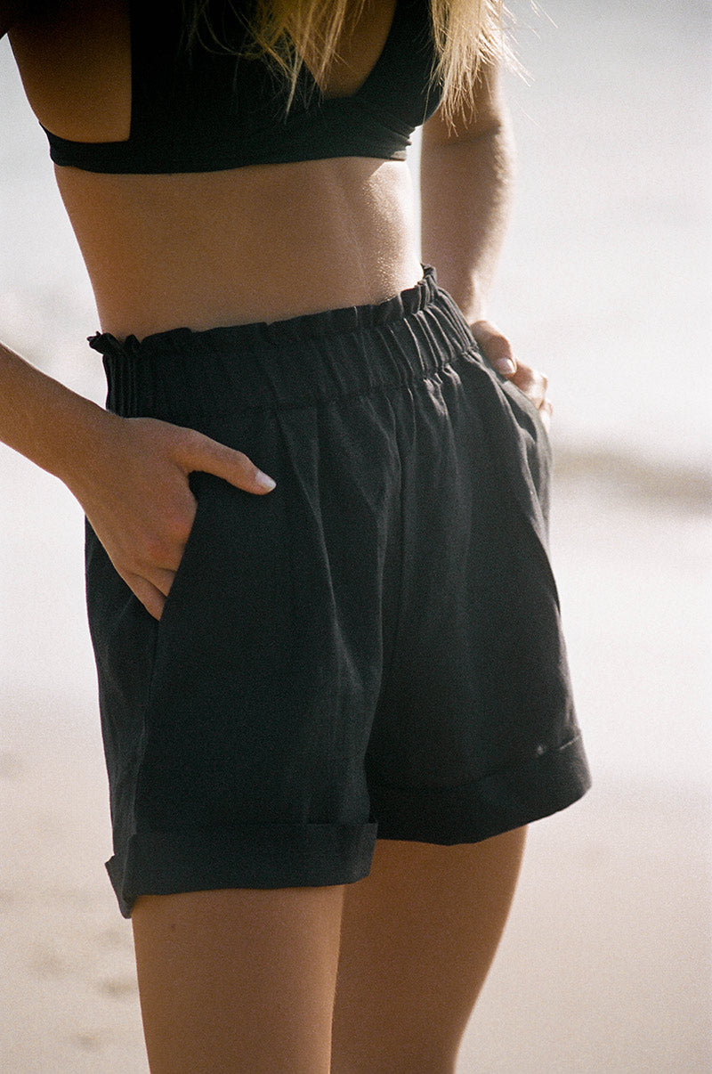 Loose-fitted shorts with pockets - black summer staple