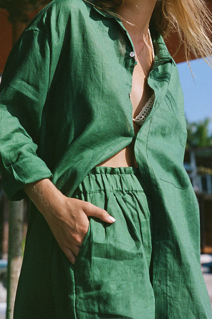 Soft linen elastic waistband deep green travel shorts