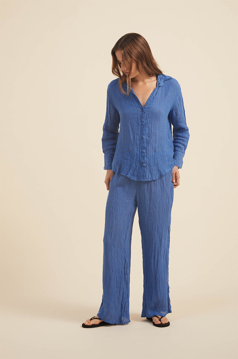 Easy-to-care crinkle linen blue pants