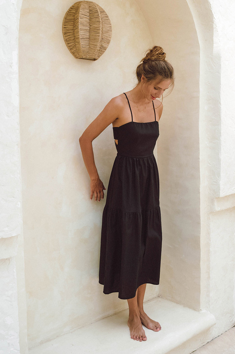 Romantic Open-back Midi Dress in black - ROVE